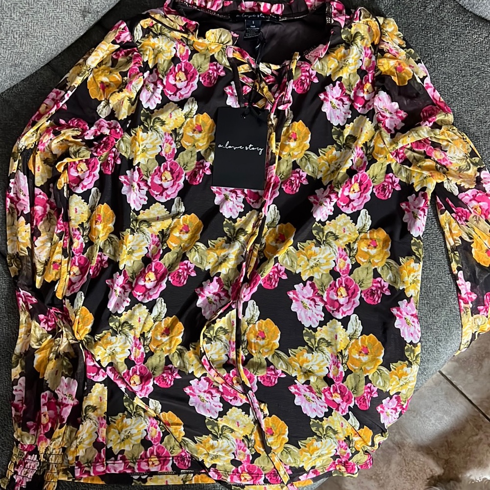 NWT Small Floral Top. Sheer sleeves